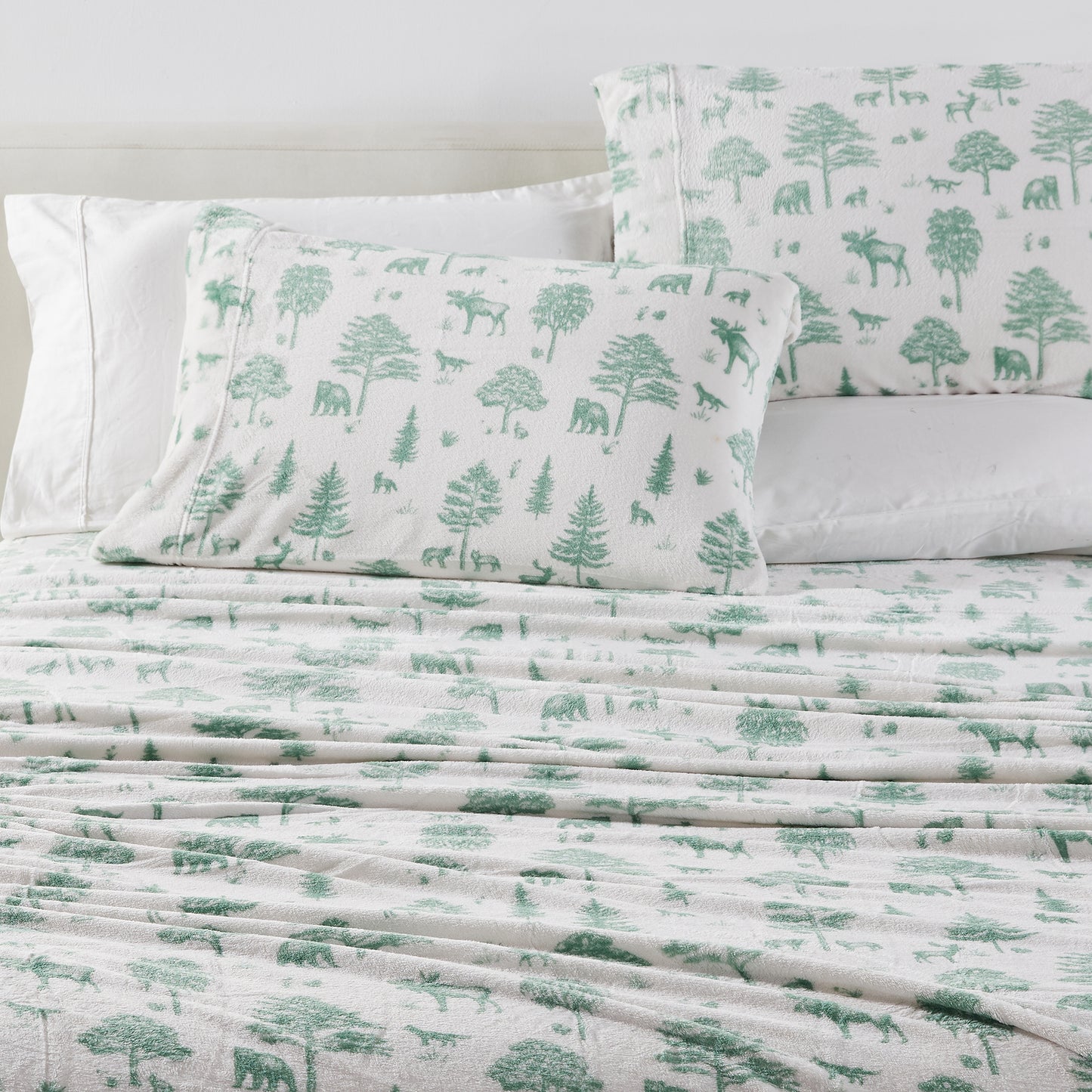 4-Piece Winter Printed Plush Sheet - Velvet Luxe Collection