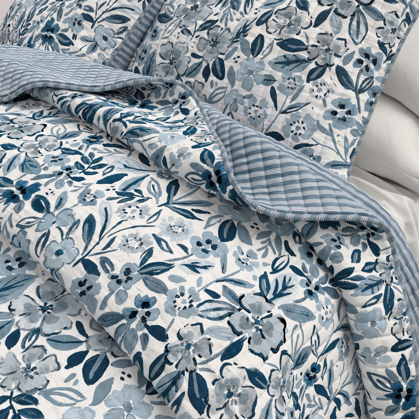 Coastal Bloom Quilt Set